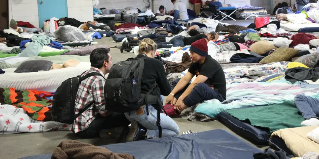 Albergues, autoridades locales y la Cruz Roja han movilizado sus recursos en la frontera sur de Estados Unidos para seguir recibiendo aún más migrantes. Foto Rescue Mission of El Paso