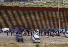 Migrantes, en su mayoría haitianos, mantienen este sábado el campamento instalado en la colonia Juárez, de la Ciudad de México, luego del desalojo que llevaron a cabo autoridades migratorias desde la noche de este viernes.