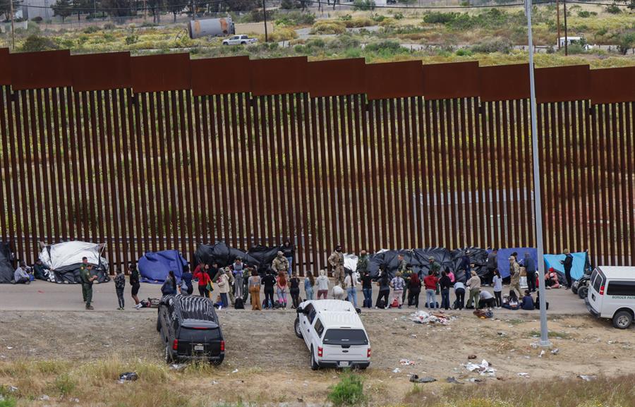 Migrantes en frontera Migrantes, en su mayoría haitianos, mantienen este sábado el campamento instalado en la colonia Juárez, de la Ciudad de México, luego del desalojo que llevaron a cabo autoridades migratorias desde la noche de este viernes.
