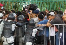 Miles de migrantes llegan a la frontera sur de México ante el fin del Título 42 Una nueva ola de cerca de 5.000 migrantes de diversos países llegó este lunes a Chiapas, en la frontera sur de México, con la esperanza de cruzar a Estados Unidos cuando expire el Título 42 de aquel país el próximo jueves.