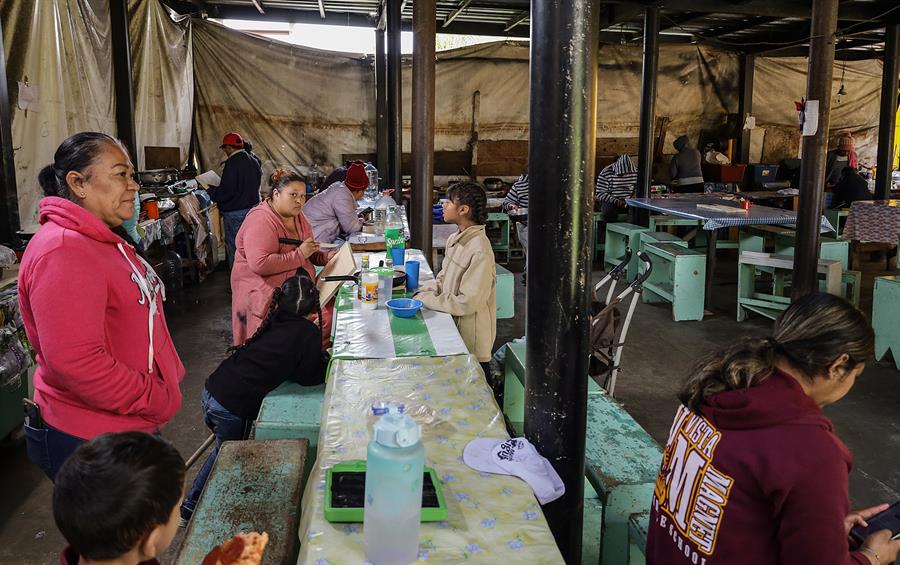 Migrantes permanecen en un albergue
