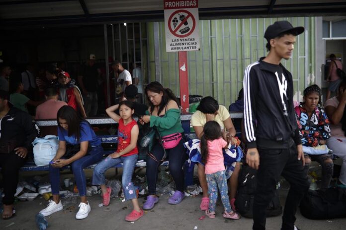 Migrantes venezolanos esperan su traslado en bus hacia Nicaragua