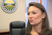 La presidenta del Partido Demócrata de Florida, Nikki Fried, denunció este viernes que familias enteras de trabajadores indocumentados se van del estado, las "cosechas se pudren" sin recoger en el campo y faltan empleados en sectores esenciales a causa de la política migratoria del gobernador Ron DeSantis, candidato a las primarias republicanas.