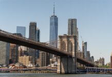 El perfil de los rascacielos, los taxis amarillos, la Quinta Avenida, el puente de Brooklyn, las pantallas de Times Square... Aunque nunca se haya puesto un pie en Nueva York, es casi imposible no conocer sus estampas gracias a multitud de películas, cuadros, fotografías, canciones o libros ambientados en la gran urbe.