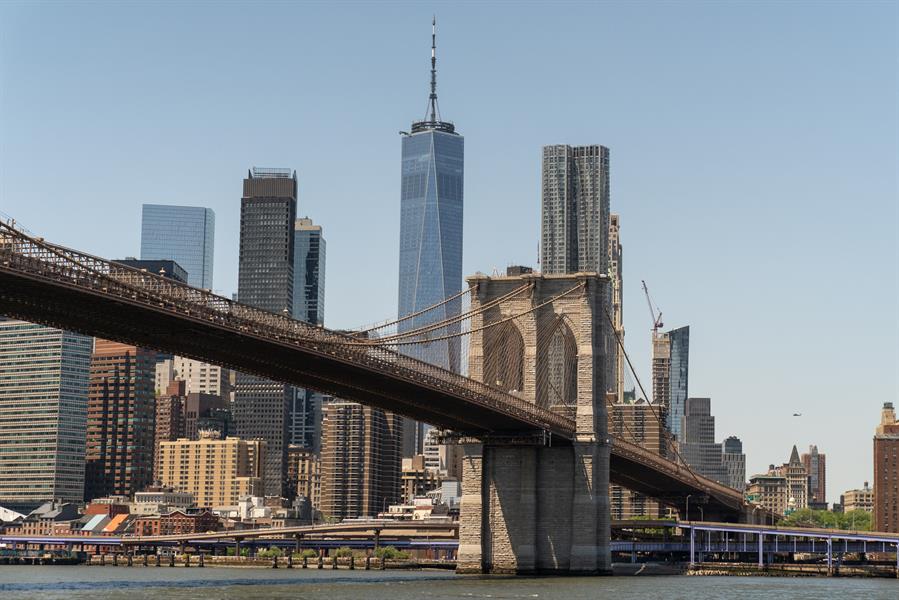 Nueva York El perfil de los rascacielos, los taxis amarillos, la Quinta Avenida, el puente de Brooklyn, las pantallas de Times Square... Aunque nunca se haya puesto un pie en Nueva York, es casi imposible no conocer sus estampas gracias a multitud de películas, cuadros, fotografías, canciones o libros ambientados en la gran urbe.