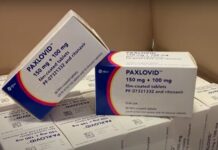 La Administración de Alimentos y Fármacos (FDA) anunció este jueves la aprobación final de la primera píldora oral para tratar la covid-19, el Paxovid, autorizada hasta ahora para su uso de emergencia.