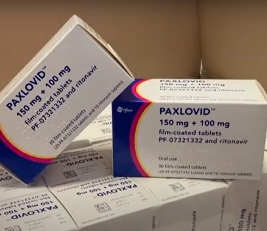 La Administración de Alimentos y Fármacos (FDA) anunció este jueves la aprobación final de la primera píldora oral para tratar la covid-19, el Paxovid, autorizada hasta ahora para su uso de emergencia.