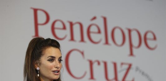 La Met Gala, uno de los acontecimientos sociales más exclusivos de Estados Unidos y conocida como "la gran noche de la moda", cuenta este lunes con varias estrellas hispanas, comenzando por la actriz española Penélope Cruz, que es una de las anfitrionas.