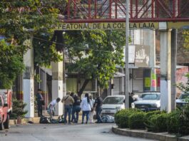 Hallan cuerpos de cuatro hombres en puente de balneario mexicano de Acapulco Peritos forenses realizan el levantamiento de cuatro cuerpos hoy, en el balneario de Acapulco