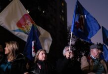 Elección de consejeros constitucionales en Chile: el derrotismo como el triunfalismo son malos consejeros Personas asisten hoy al cierre de campaña de la coalición Todo por Chile