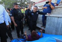 Policías municipales desalojaron a migrantes que acampaban en las principales calles de ciudad Juárez (3)