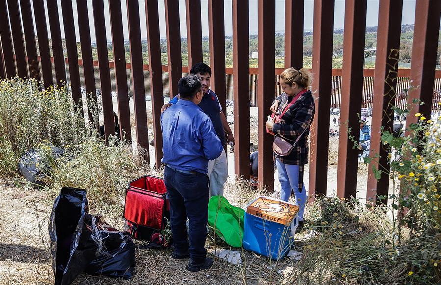 Repartidores de comida rápida entregan pedidos a migrantes en el muro fronterizo (2)
