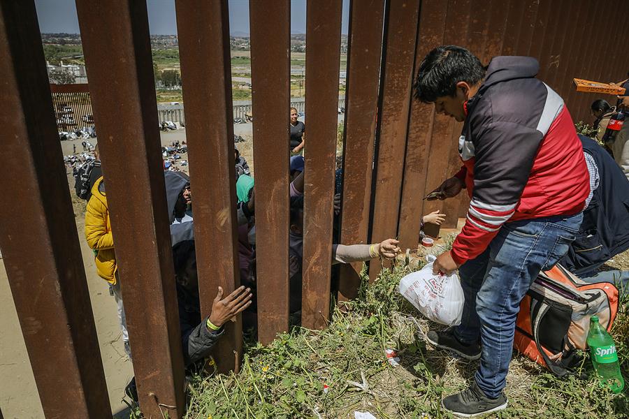 Repartidores de comida rápida entregan pedidos a migrantes en el muro fronterizo (3)