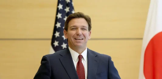 El gobernador de Florida, el republicano Ron DeSantis, hizo oficial este miércoles finalmente su candidatura en las primarias del Partido Republicano para las elecciones presidenciales de 2024, según informan medios estadounidenses.
