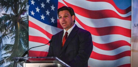 El gobernador de Florida, Ron DeSantis, que confirmó este miércoles que buscará la nominación republicana en 2024 con vistas a llegar a la Casa Blanca, ha pasado en cinco años de ser casi un desconocido en política a ser visto como el azote de la cultura "woke" (progresista) en EE.UU.
