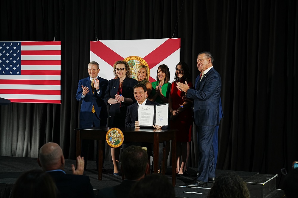Ron DeSantis-Foto twitter El gobernador de Florida, el republicano Ron DeSantis, firmó este martes una ley que prohíbe a las agencias estatales y los Gobiernos locales tener en cuenta la crisis climática, así como otros factores, a la hora de invertir dinero. Foto de twitter.