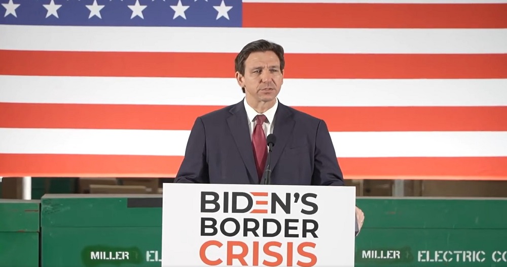 Ron DeSantis gobernador de Florida DeSantis firmó el proyecto de ley SB 1718, norma que incluye medidas que dificultan el establecimiento de inmigrantes en situación irregular.