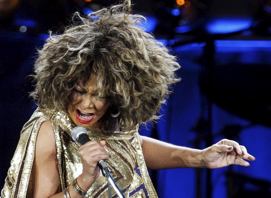 Tina Turner Desde la pasada madrugada, numerosos fans de Tina Turner, fallecida este miércoles a los 83 años, se han acercado a Chateau Algonquin, la mansión de la cantante en Küsnacht, a orillas del lago de Zúrich, para dejar flores, velas encendidas y rendir todo tipo de homenajes a la reina del rock.