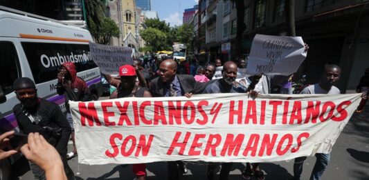 Un grupo de migrantes haitianos marchan al Edificio del Gobierno, hoy en el Zócalo (3)