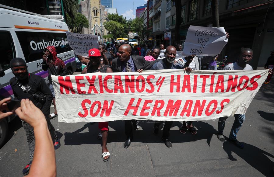 Un grupo de migrantes haitianos marchan al Edificio del Gobierno, hoy en el Zócalo (3) Un grupo de migrantes haitianos marchan al Edificio del Gobierno, hoy en el Zócalo (3)