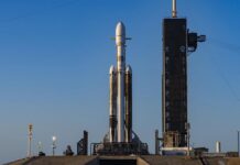 cohete Falcon que lleva la misión ViaSat-3 Americas