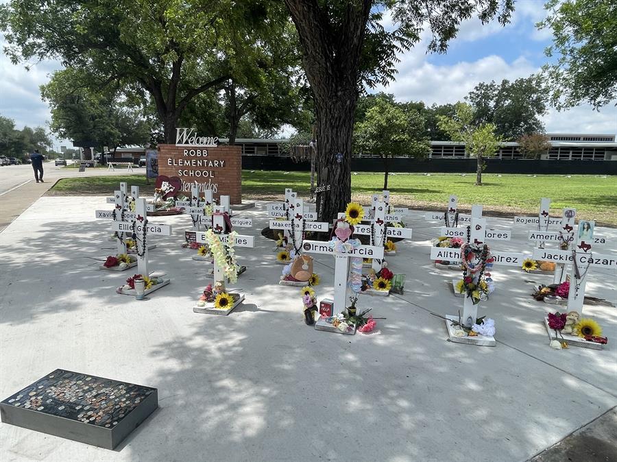 cruces blancas que llevan los nombres de las víctimas de la matanza de la Escuela Primaria Robb