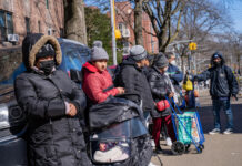 Nueva York abre gimnasios para alojar a migrantes ante refugios saturados La ciudad de Nueva York ha habilitado varios gimnasios para alojar de forma provisional a los emigrantes que siguen llegando desde la frontera con México, una vez saturada la capacidad de los hoteles requisados para este fin.