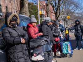 Nueva York abre gimnasios para alojar a migrantes ante refugios saturados La ciudad de Nueva York ha habilitado varios gimnasios para alojar de forma provisional a los emigrantes que siguen llegando desde la frontera con México, una vez saturada la capacidad de los hoteles requisados para este fin.