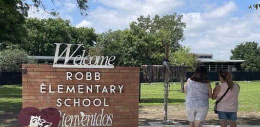 memorial en honor a las víctimas de la matanza en la puerta de la Escuela Primaria Robb en Uvalde,