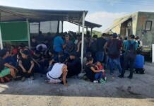 Agentes hallan a 139 migrantes en caja de tráiler en el norte de México migrantes