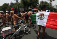 Realizan primer "Día al Desnudo" en Ciudad de México para normalizar la desnudez primera manifestación Día al desnudo (1)