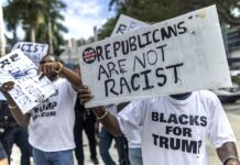 Un centenar de manifestantes en Miami llaman fascista y racista a DeSantis protestas contra Desantis (4)