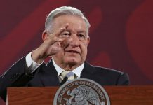 El presidente mexicano, Andrés Manuel López Obrador, pidió este lunes a sus seguidores "no agredir" al cantante cubano Francisco Céspedes, quien le deseó la muerte tras un concierto el fin de semana.