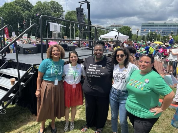 Aborto. Foto National Latina Institute for Reproductive Justice Miles de ciudadanos salieron a la calle este sábado en el país para protestar por el retroceso de los derechos de las mujeres, el día en el que se cumple un año de la histórica sentencia del Tribunal Supremo que acabó con la protección federal del derecho al aborto. Foto National Latina Institute for Reproductive Justice