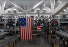 Preparan hangar en aeropuerto John F. Kennedy de Nueva York para albergar mil inmigrantes La ciudad de Nueva York ha comenzado a preparar un hangar en el aeropuerto internacional John F. Kennedy con catres, así como con baños y duchas portátiles para albergar hasta a mil inmigrantes, de acuerdo con la cadena ABC.