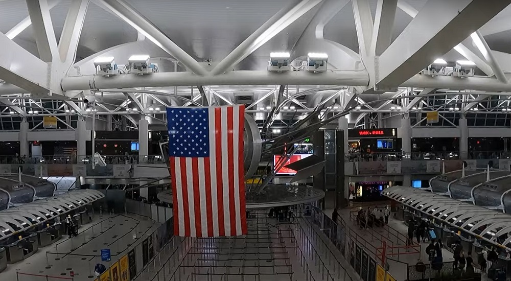 Aeropueto JFK La ciudad de Nueva York ha comenzado a preparar un hangar en el aeropuerto internacional John F. Kennedy con catres, así como con baños y duchas portátiles para albergar hasta a mil inmigrantes, de acuerdo con la cadena ABC.
