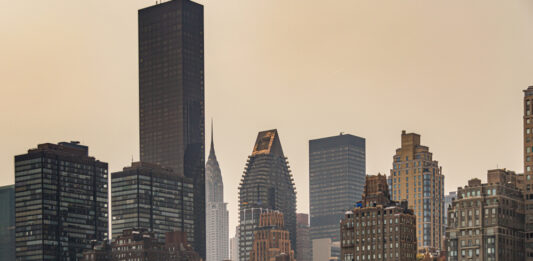 Los incendios forestales que se han desatado en Canadá están afectando a la calidad del aire en prácticamente todo el estado de Nueva York, según advirtieron este martes las autoridades neoyorquinas. Foto nycHealthy