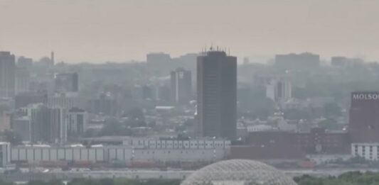 Las autoridades canadienses advirtieron este miércoles de que el humo generado por centenares de incendios forestales que están activos en el país situará en niveles de alto riesgo la calidad del aire de Toronto, la mayor ciudad de Canadá.