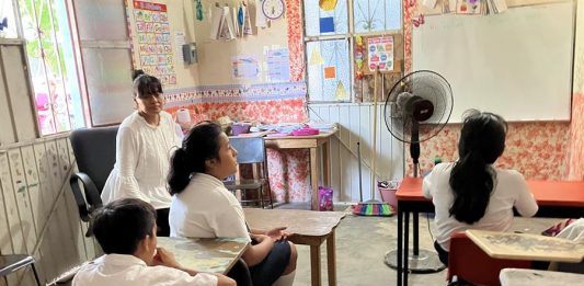 Alumnos tomas clases con ventiladores una primaria debido al intenso calor