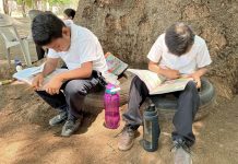 Alumnos tomas clases en el patio de una primaria debido al intenso calor
