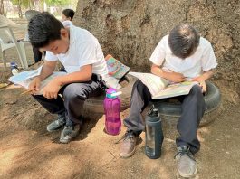 Las escuelas públicas vetaron 12.000 libros en el último curso, un récord Alumnos tomas clases en el patio de una primaria debido al intenso calor