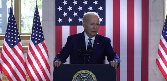 El presidente de Estados Unidos, Joe Biden, puso este miércoles la economía en el centro de su campaña electoral para 2024 con un discurso en el que delineó su visión para mejorar la vida de la clase trabajadora con apoyo a los sindicatos e impuestos a los ricos, una idea bautizada como "Bidenomics".