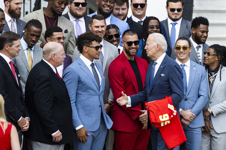 Biden recibe a los Chiefs en la Casa Blanca (2)