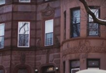 Una "lluvia" de elefantes de juguete en paracaídas cayó este viernes desde las azoteas de una pintoresca calle del barrio de Dumbo, en Brooklyn, Nueva York, para recaudar fondos para dos escuelas, en una curiosa tradición vecinal que cumple un lustro.