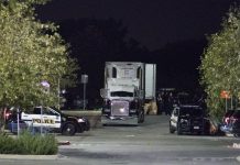 Cuatro mexicanos detenidos en EE.UU. por las muertes de 53 migrantes en un camión en Texas El Departamento de Justicia de EE.UU. anunció este martes la detención de cuatro mexicanos en varios puntos de Texas por su presunta implicación en una operación de tráfico de personas, que acabó con la muerte hace un año de 53 migrantes asfixiados por el calor y 11 heridos.