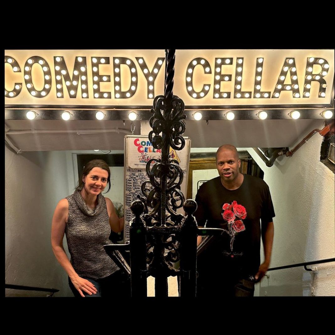 Carmen Lynch grabó su especial de comedia en vivo en The Comedy Cellar en Nueva York.