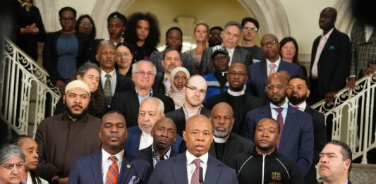 La ciudad de Nueva York anunció hoy una asociación con grupos religiosos para poner en marcha un programa para inmigrantes. Foto Mayor Eric Adams