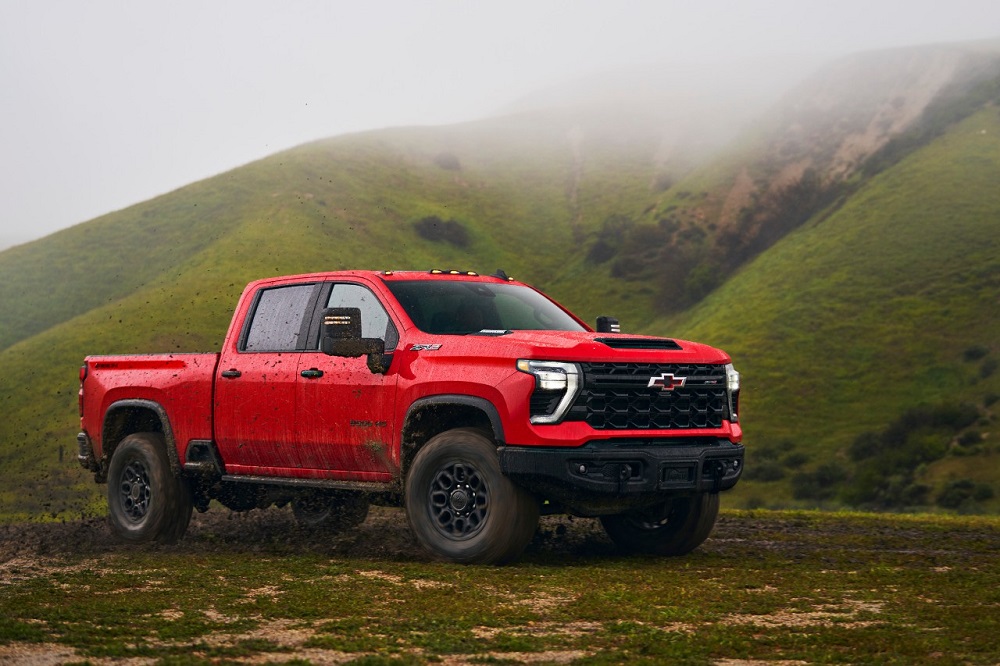 2024 Chevrolet Silverado HD ZR2 Bison En 1918, Chevrolet lanzó el Modelo 490, que solo venía con chasis, mientras que la caja del camión tenía que ser construida o instalada por una empresa externa.