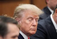 El expresidente Donald Trump quedó este martes en disposición judicial en un tribunal federal de Miami, donde tiene lugar la notificación de los 37 cargos federales presentados en su contra, en relación con el almacenamiento de documentos clasificados al término de su mandato.