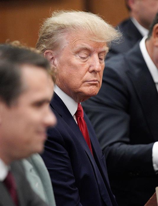 D. Trump (c) El expresidente Donald Trump quedó este martes en disposición judicial en un tribunal federal de Miami, donde tiene lugar la notificación de los 37 cargos federales presentados en su contra, en relación con el almacenamiento de documentos clasificados al término de su mandato.